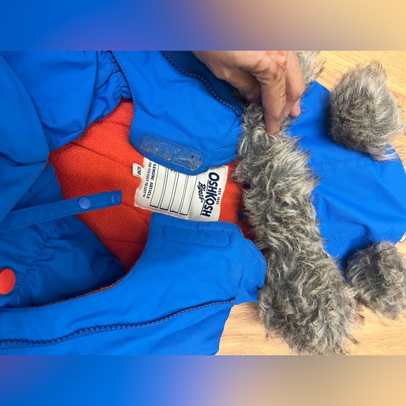 Unisex Oshkosh snow suit with attachable mittens and shoes. Very warm - Picture 5 of 10